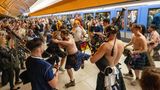 14.06.2024, Bayern, München: schottische Fans spielen Dudelsack in der U-Bahn