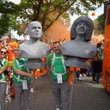 niederländische Fußballfans halten Büsten hoch, während sie durch Hamburgs Straßen ziehen