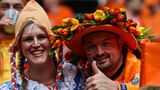 Zwei niederländische Fans in traditioneller Kleidung im EM-Stadion
