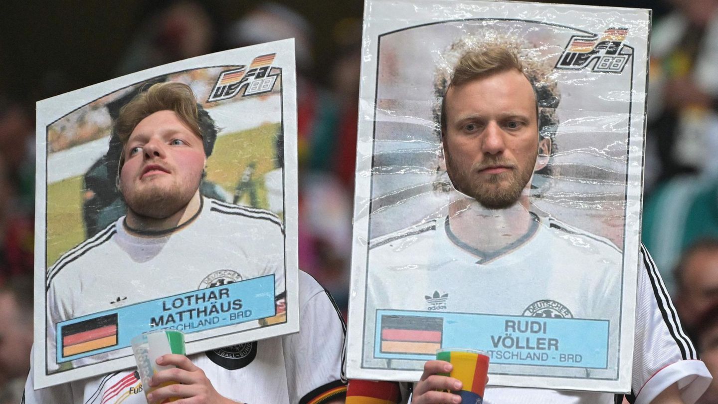 Deutsche Fans tragen Sammelkarten als Gesichtsverkleidung