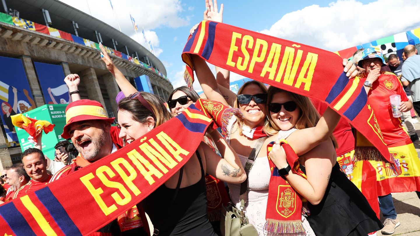 Spanische Fans halten Schals hoch beim EM-Spiel