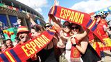 Spanische Fans halten Schals hoch beim EM-Spiel