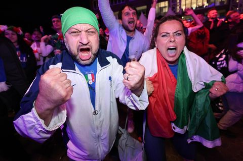 Italienische Fans bejubeln das EM 2:1 gegen Albanien