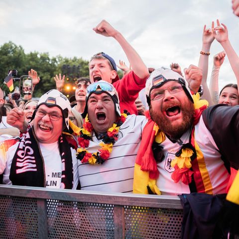 Deutsche jubeln beim EM-Auftaktspiel gegen Schottland