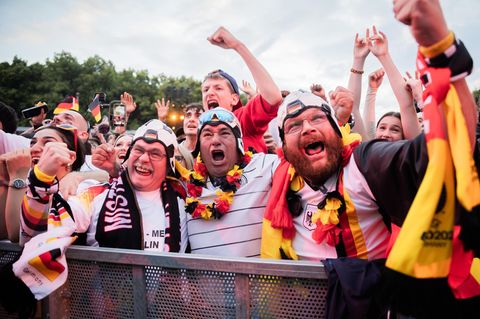 Deutsche jubeln beim EM-Auftaktspiel gegen Schottland