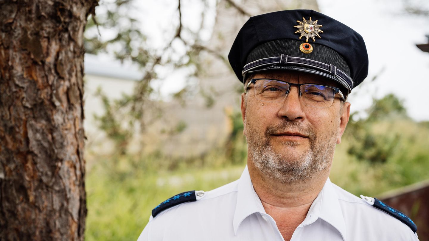 Polizist Thomas Moritz in Uniform. Er steht vor einem Baum und schaut in die Kamera