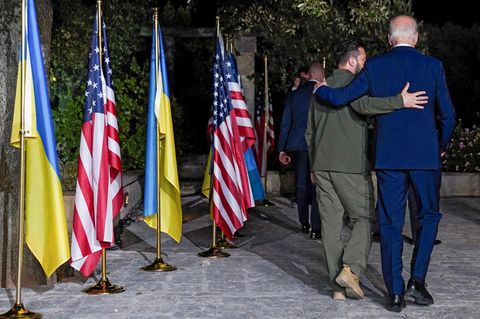 Joe Biden und Wolodymyr Selenskyi Arm im Arm beim G7-Gipfel