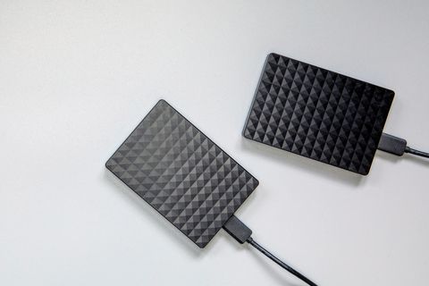 PS5 externe Festplatte: Zwei Speichermedien liegen auf einem Tisch