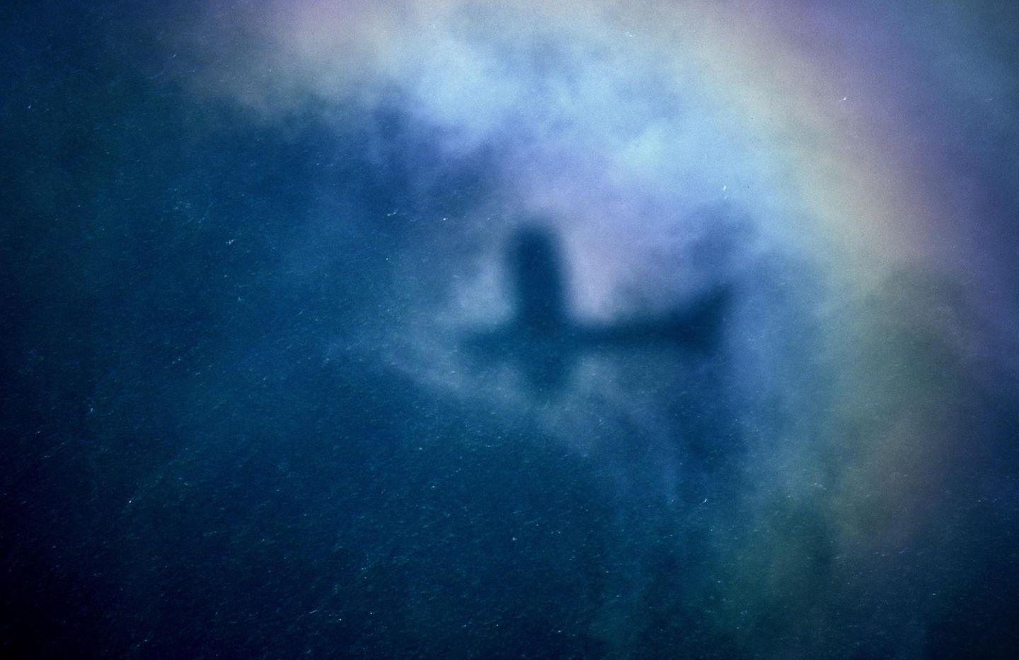 Der Schatten des Flugzeuges auf die Wasseroberfläche projiziert