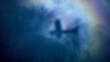 Der Schatten des Flugzeuges auf die Wasseroberfläche projiziert