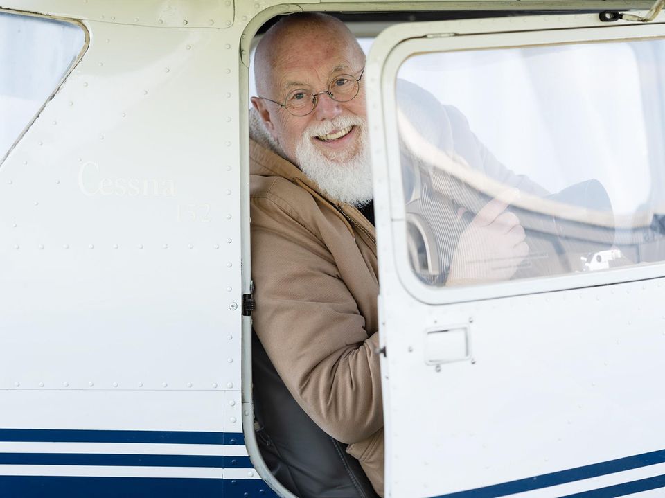Fotograf Peter Hamel kurz vor einem Flug mit einer Cessna 152 auf dem Flugplatz Uetersen-Heist.