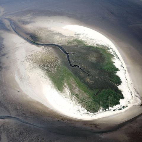 Eine winzige Insel in der Nordsee aus der Luft aufgenommen