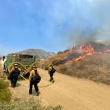 Die trockene Natur trifft es bereits: Bei Gorman, Kalifornien, rückt ein Löschtrupp einem Buschfeuer zu Leibe