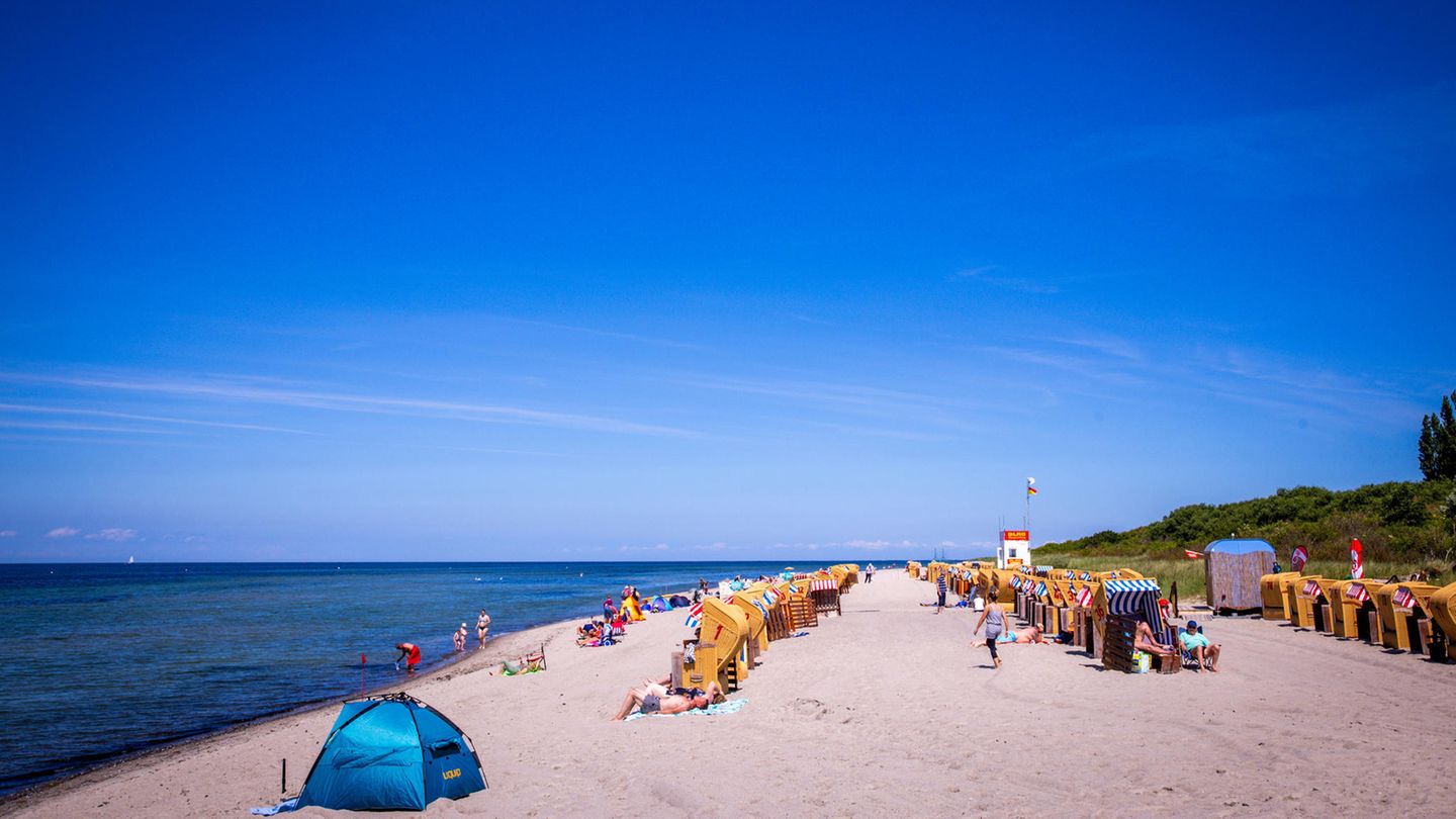 Am Strand von Timmendorf in Mecklenburg-Vorpommern deutet Dienstag vorerst nichts auf drohende Unwetter hin. Doch in einem breiten Streifen vom Westen über die Mitte bis in den Osten können im Laufe des Tages schwere Gewitter auftreten