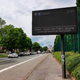 Auch über Dortmund sieht der Himmel nicht bedrohlich aus – doch die Anzeigetafel warnt schon: "Sturm - heute kein Public Viewing". Martin Sauer, Beauftragter der Stadt Dortmund für die EM, sagte: "Dortmund hat sich auf sehr auf eine große Fan-Party mit Zehntausenden türkischen und georgischen Fans in der Stadt gefreut und vorbereitet. Die Sicherheit der Fans in unserer Stadt hat für uns aber Priorität."
