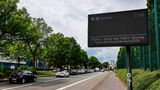 Auch über Dortmund sieht der Himmel nicht bedrohlich aus – doch die Anzeigetafel warnt schon: "Sturm - heute kein Public Viewing". Martin Sauer, Beauftragter der Stadt Dortmund für die EM, sagte: "Dortmund hat sich auf sehr auf eine große Fan-Party mit Zehntausenden türkischen und georgischen Fans in der Stadt gefreut und vorbereitet. Die Sicherheit der Fans in unserer Stadt hat für uns aber Priorität."