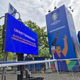 Ein ähnliches Bild in Köln: Auch hier bleiben die Fan-Zonen zur Fußball-EM geschlossen. Denn der Deutsche Wetterdienst (DWD) in Offenbach warnt: "Es droht eine Schwergewitterlage quer über der Mitte des Landes, die von heute Mittag bis Mittwochfrüh andauert", sagte der DWD-Diplom-Meteorologe Marcel Schmid. "Seien Sie besonders wachsam und vorsichtig, es drohen umgestürzte Bäume und Schäden an Gebäuden und Fahrzeugen."