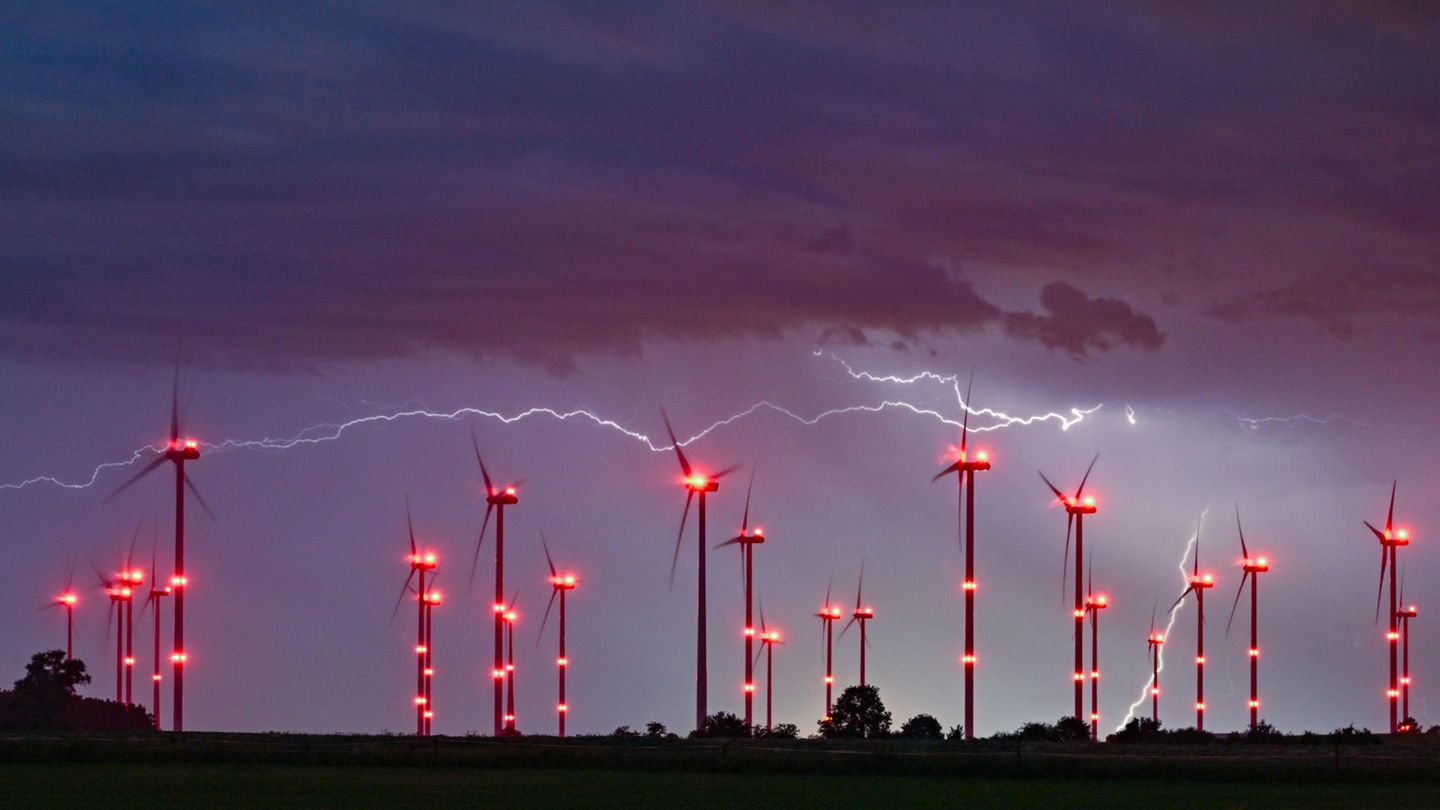 Dem Wetterdienst zufolge werden vor allem die Gebiete von Rheinland-Pfalz und Nordrhein-Westfalen über die Mitte bis Ostdeutschland betroffen sein. Für diese Regionen sei bereits eine Vorabinformation vor schweren Gewittern ausgegeben worden, sagte Schmid. Über dem Windenergiepark "Odervorland" im Landkreis Oder-Spree (Brandenburg) sehen die Blitze jedenfalls eindrucksvoll aus.