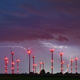 Dem Wetterdienst zufolge werden vor allem die Gebiete von Rheinland-Pfalz und Nordrhein-Westfalen über die Mitte bis Ostdeutschland betroffen sein. Für diese Regionen sei bereits eine Vorabinformation vor schweren Gewittern ausgegeben worden, sagte Schmid. Über dem Windenergiepark "Odervorland" im Landkreis Oder-Spree (Brandenburg) sehen die Blitze jedenfalls eindrucksvoll aus.