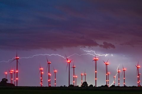 Dem Wetterdienst zufolge werden vor allem die Gebiete von Rheinland-Pfalz und Nordrhein-Westfalen über die Mitte bis Ostdeutschland betroffen sein. Für diese Regionen sei bereits eine Vorabinformation vor schweren Gewittern ausgegeben worden, sagte Schmid. Über dem Windenergiepark "Odervorland" im Landkreis Oder-Spree (Brandenburg) sehen die Blitze jedenfalls eindrucksvoll aus.