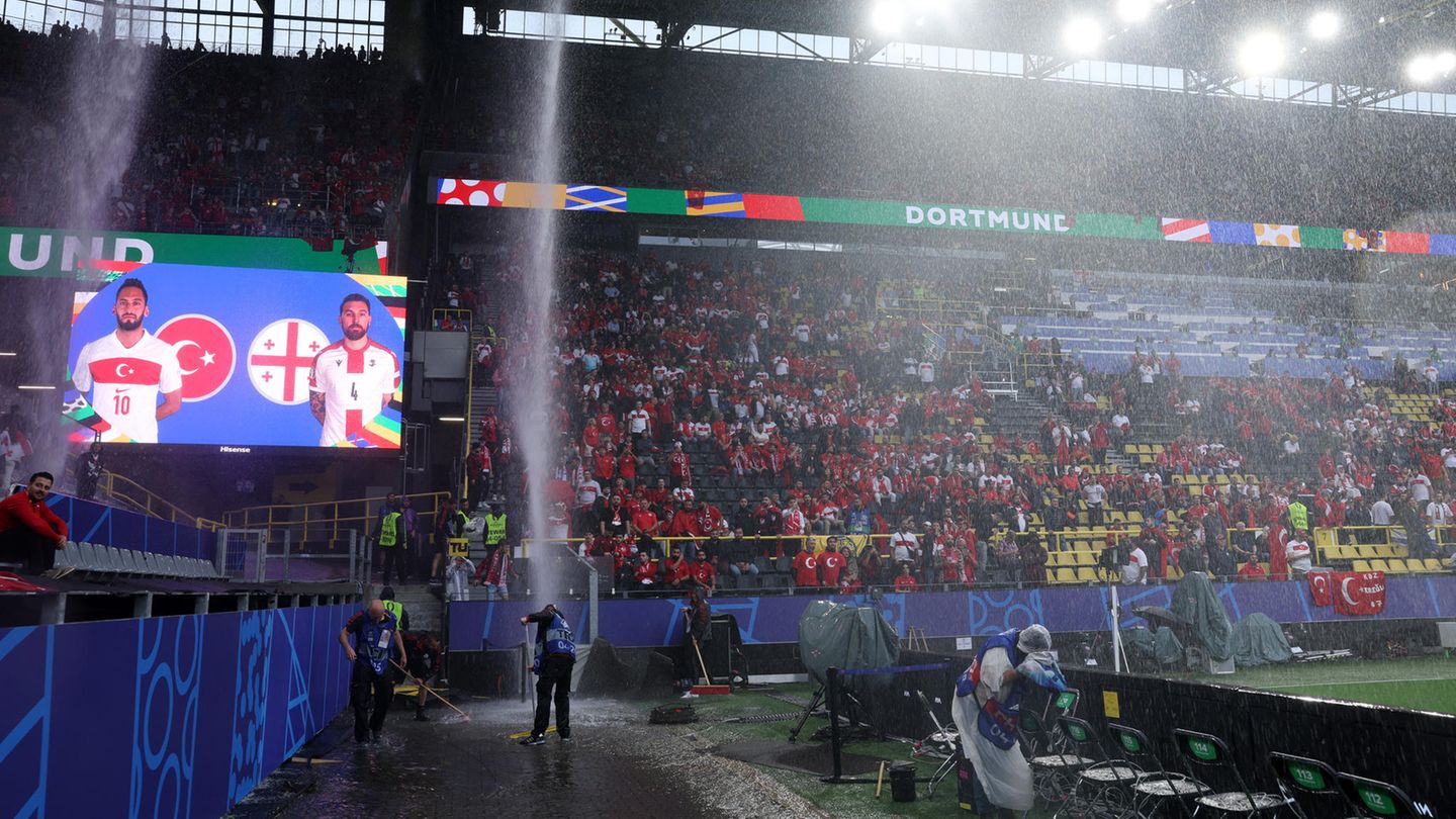 In Dortmund ging es dann am späten Nachmittag los – und zwar gleich so heftig, dass sich vom Dach Sturzbäche ins Innere des Stadions ergossen  