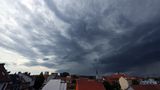 Über Erfurt (Thüringen) zogen am Nachmittag dann dunkle Wolken auf. Für Sachsen, Sachsen-Anhalt und Thüringen warnte der DWD vor Unwettern und schweren Gewittern. Örtlich seien auch größerer Hagel, schwere und orkanartige Böen sowie Starkregen möglich