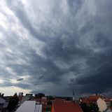 Über Erfurt (Thüringen) zogen am Nachmittag dann dunkle Wolken auf. Für Sachsen, Sachsen-Anhalt und Thüringen warnte der DWD vor Unwettern und schweren Gewittern. Örtlich seien auch größerer Hagel, schwere und orkanartige Böen sowie Starkregen möglich