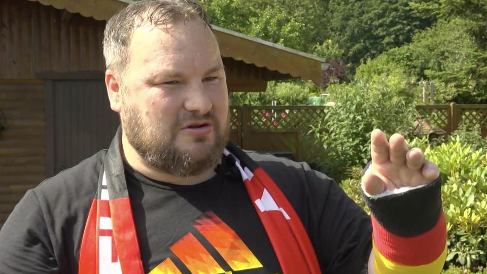 Füllkrug bricht Fußballfan beim Aufwärmen die Hand