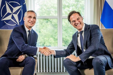 Mark Rutte (r.) und Jens Stoltenberg (l.) geben sich die Hand