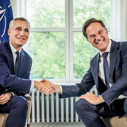 Mark Rutte (r.) und Jens Stoltenberg (l.) geben sich die Hand