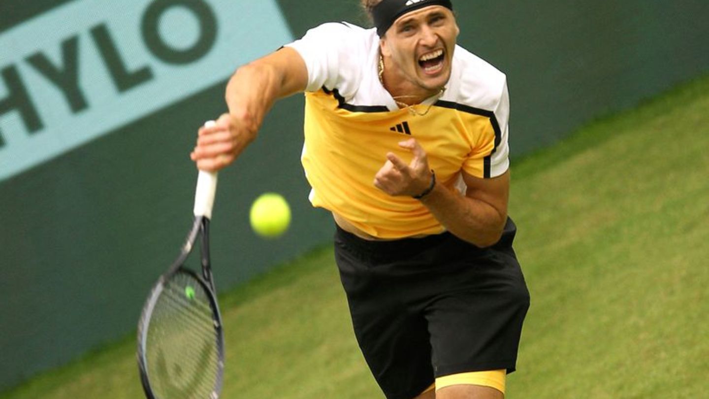Tennis: Zverev müht sich in Halle ins Achtelfinale