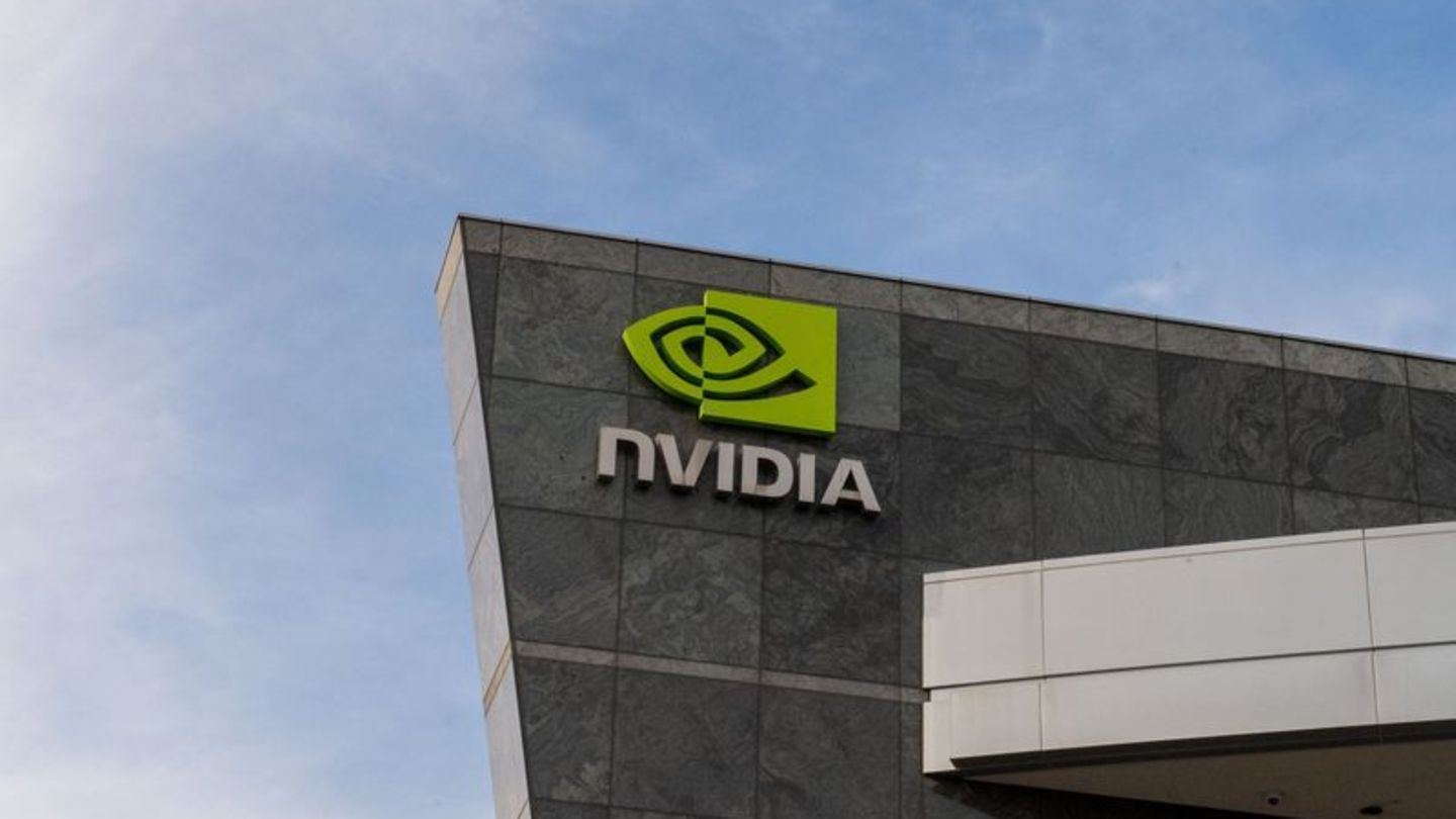 Das Logo des Chipkonzerns Nvidia an seinem Hauptsitz im Silicon Valley. Foto: Andrej Sokolow/dpa
