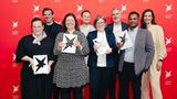 Gewinner des stern-Preises (von links nach rechts): Malin Schulz (für Johanna-Maria Fritz), stern-Chefredakteur Gregor Peter Schmitz, Julia Friedrichs, Andreas Glas, Katja Auer, Klaus Ott, Thumilan Selvakumaran, Moderatorin Pinar Atalay; nicht im Bild: Sebastian Beck, Johann Osel, Jochen Breyer