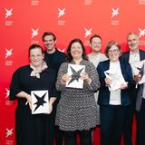 Gewinner des stern-Preises (von links nach rechts): Malin Schulz (für Johanna-Maria Fritz), stern-Chefredakteur Gregor Peter Schmitz, Julia Friedrichs, Andreas Glas, Katja Auer, Klaus Ott, Thumilan Selvakumaran, Moderatorin Pinar Atalay; nicht im Bild: Sebastian Beck, Johann Osel, Jochen Breyer