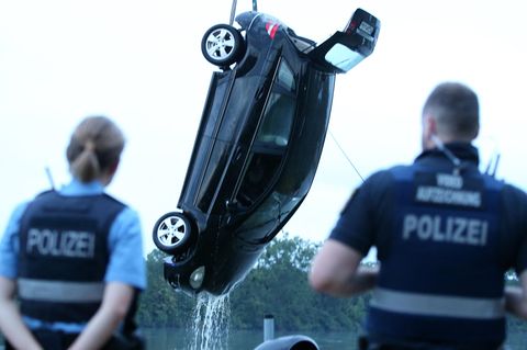 Ein Auto wird in Guntersblum in Mainz-Bingen aus dem Rhein geborgen
