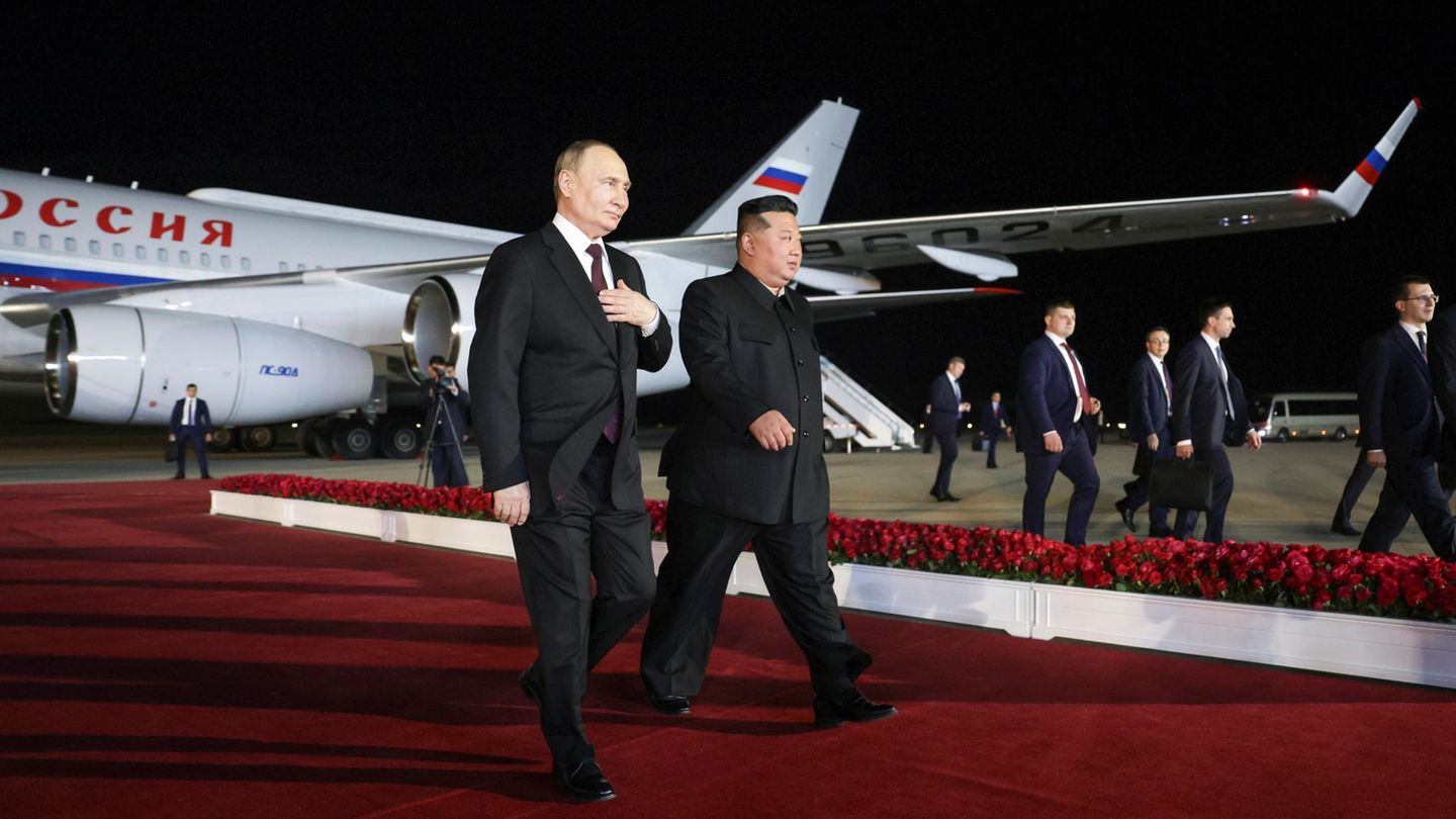 Putin und Kim gehen auf dem roten Teppich