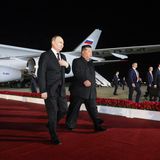 Putin und Kim gehen auf dem roten Teppich