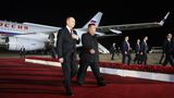 Putin und Kim gehen auf dem roten Teppich