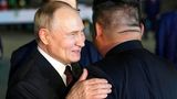 Kim und Putin umarmen sich