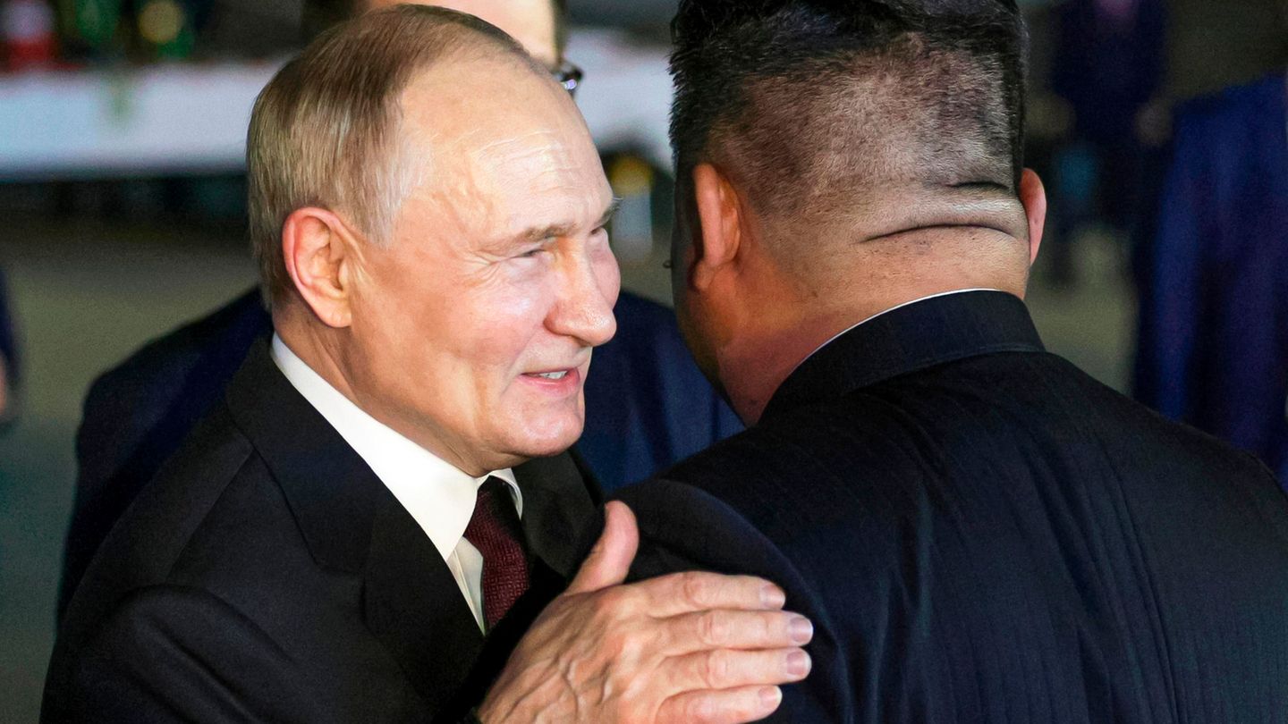 Kim und Putin umarmen sich