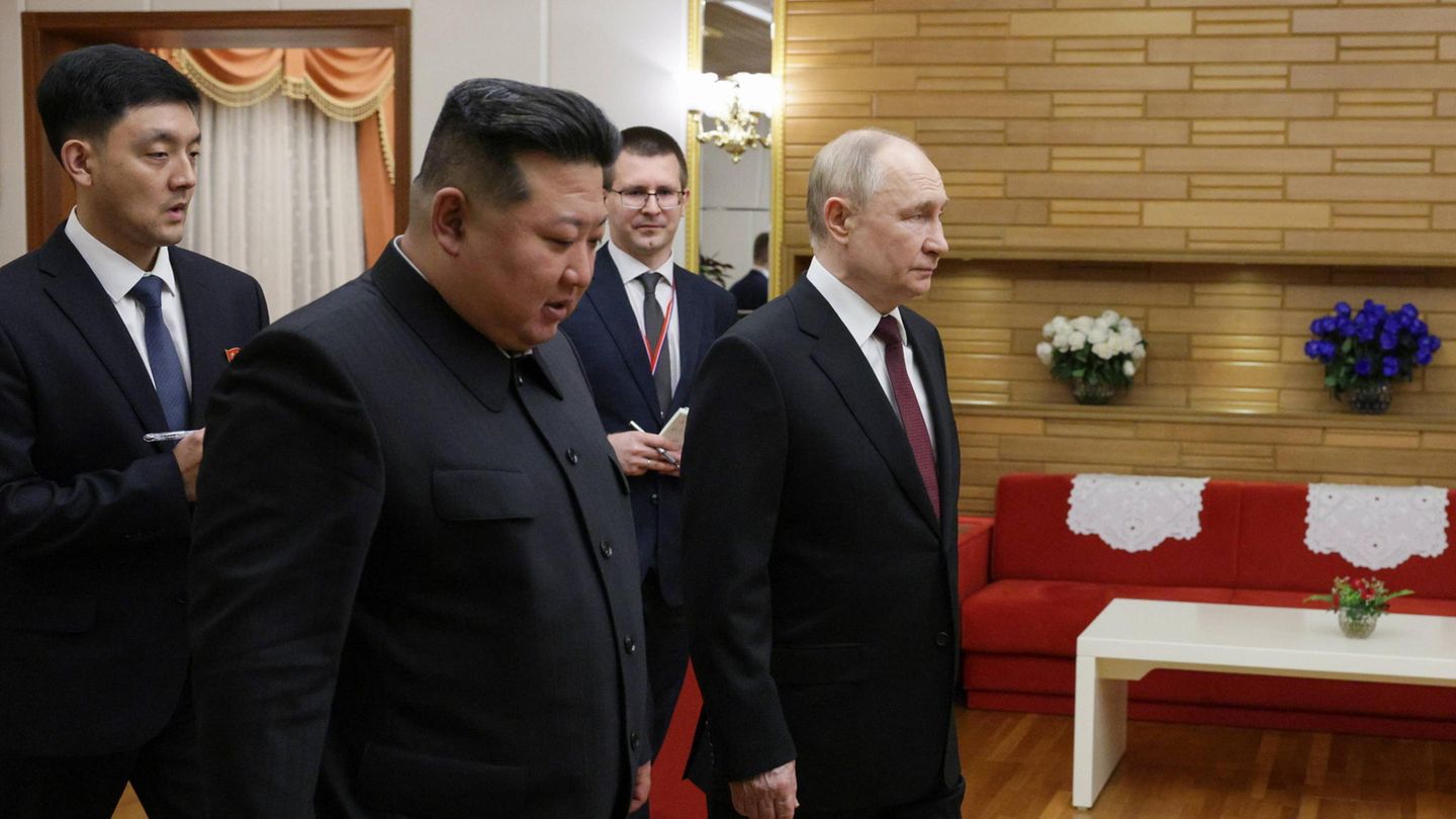 Putin und Kim unterhalten sich