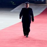 Kim Jong Un geht seinem Gast Wladimir Putin entgegen