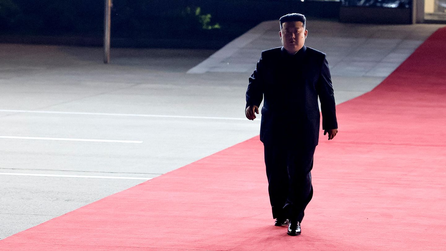 Kim Jong Un geht seinem Gast Wladimir Putin entgegen