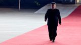 Kim Jong Un geht seinem Gast Wladimir Putin entgegen