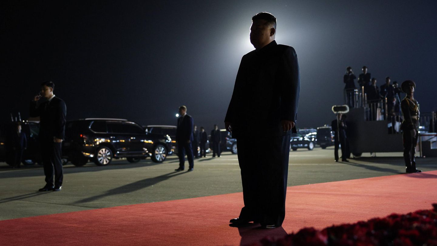 Kim Jong Un steht am Flughafen und wartet auf Putin