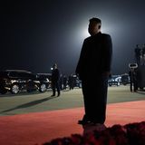 Kim Jong Un steht am Flughafen und wartet auf Putin