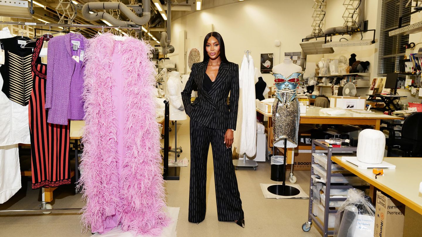 Naomi Campbell im Archiv des V&A Museums Naomi Campbell im Archiv des V&A Museums
