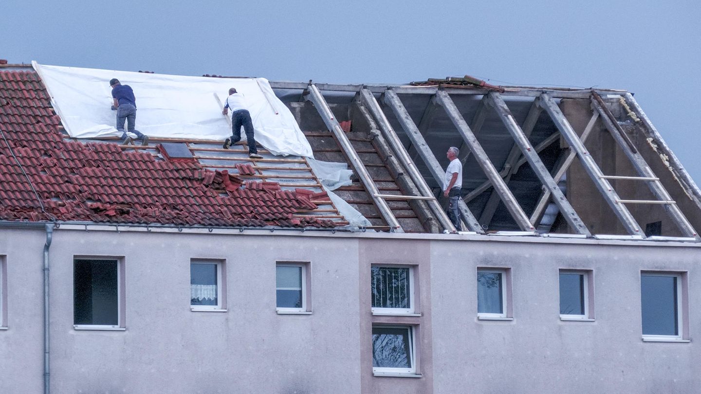Abgedecktes Dach in Grödlitz wird notdürftig geflickt