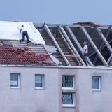 Abgedecktes Dach in Grödlitz wird notdürftig geflickt
