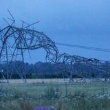 Umgeknickter Strommast liegt komplett am Boden